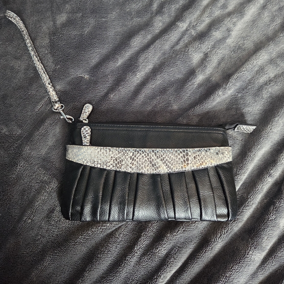 Elegant Black and Silver Clutch - Picture 3 of 11
